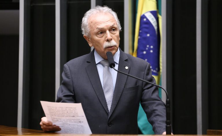 Projeto de Lei 1465/26 propõe reduzir plásticos descartáveis em órgãos públicos e escolas com metas progressivas