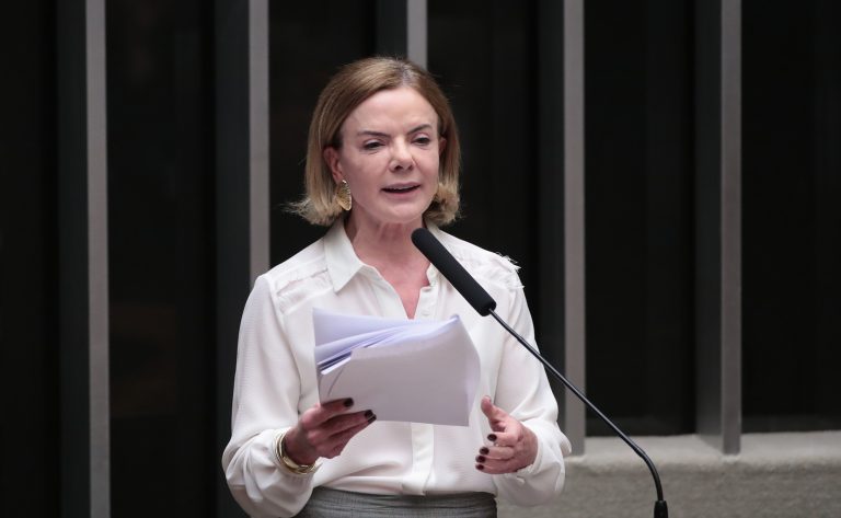 Projeto criminaliza divulgação de maus-tratos a animais na internet e impõe dever de remoção por plataformas