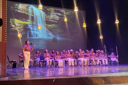 Aposentadas da Manausprev apresentam repertório de musicoterapia no Teatro Amazonas durante mostra cultural