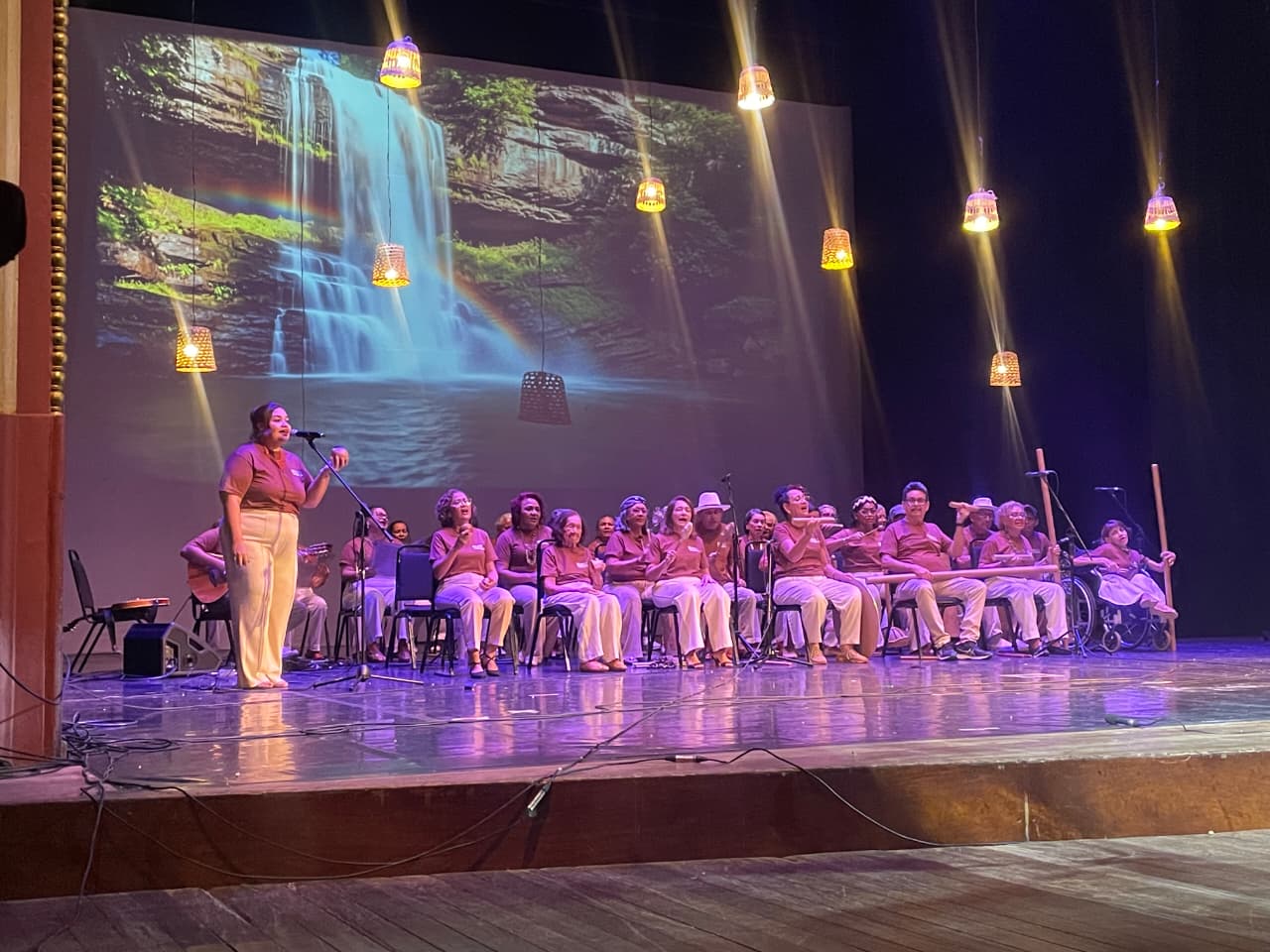 Aposentadas da Manausprev apresentam repertório de musicoterapia no Teatro Amazonas durante mostra cultural
