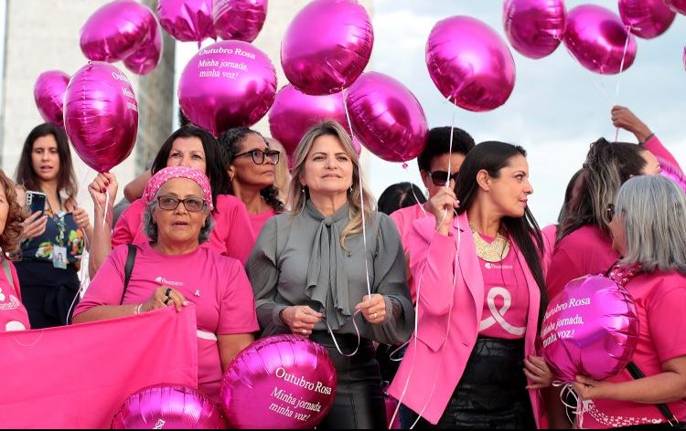 Deputada Flávia Morais destaca avanços e desafios no enfrentamento do câncer de mama e na prevenção